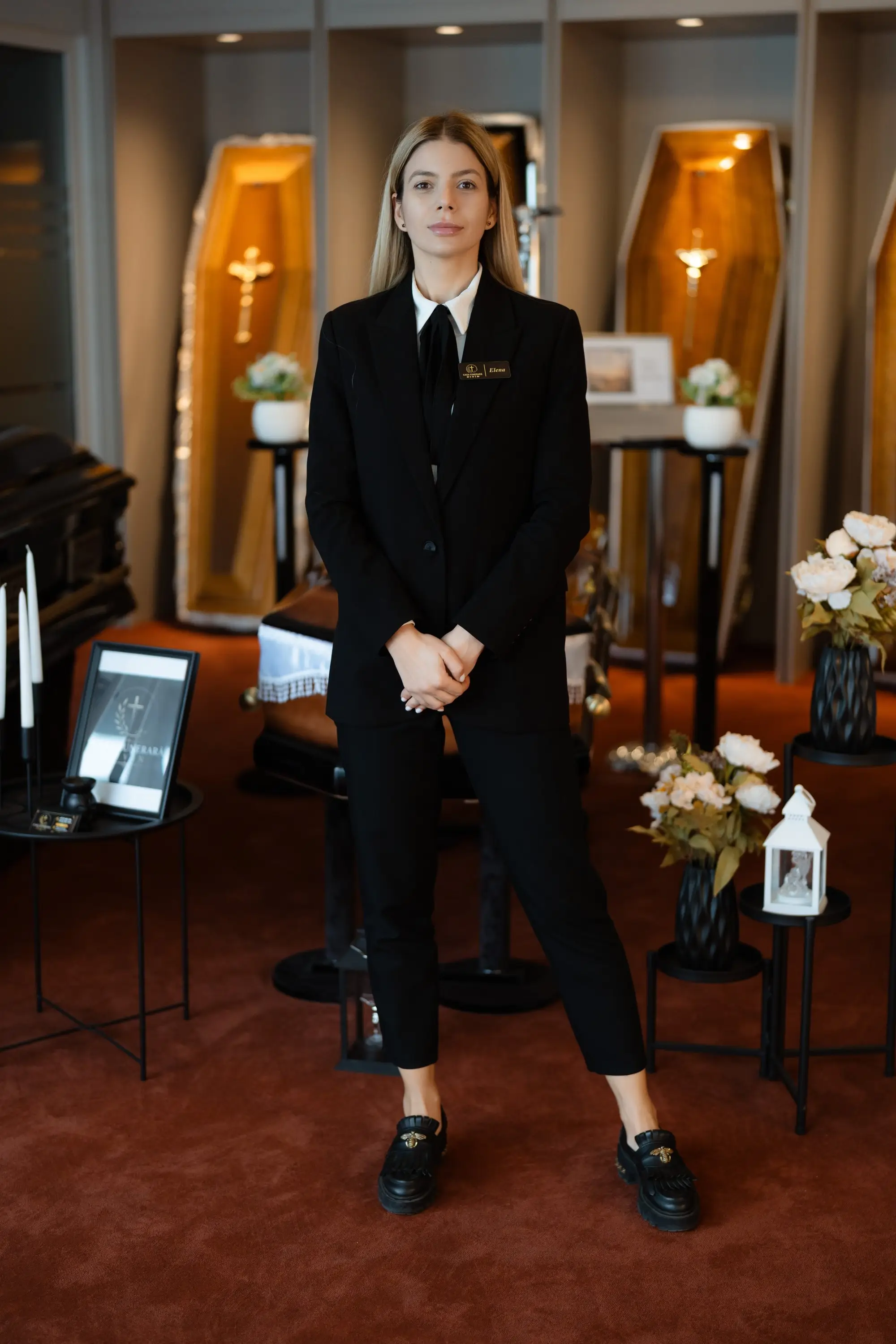 Consultantă Casa Funerară Divin în showroom-ul din Craiova